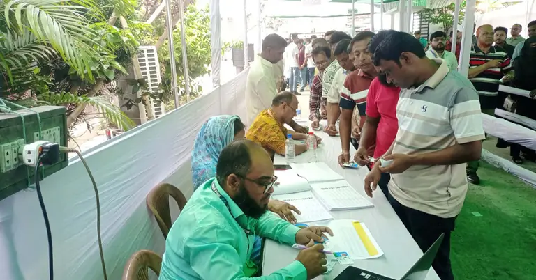 ভোট গ্রহণ চলছে